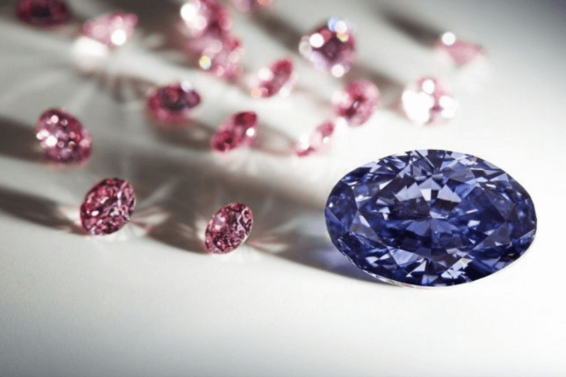 Diamante azul y diamantes rosas